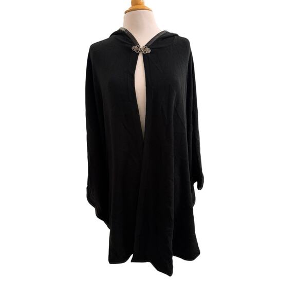 Patricia Nash Cape Poncho Vegan Leather Trim Ornate Metal Clasp Black OS NEW - Picture 4 of 13